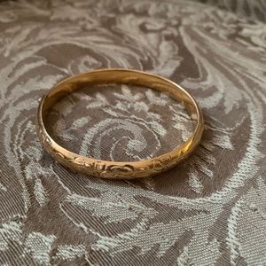 Gold plated bracelet with floral pattern